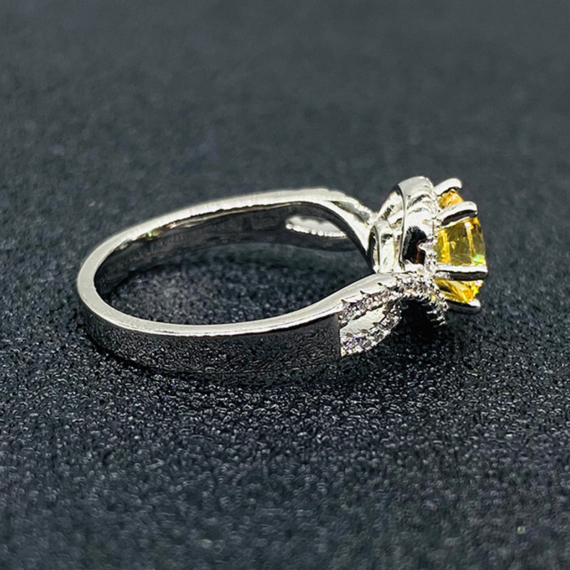 pt950交错莫桑石钻扭时尚戒指镶钻蛋糕圆包求婚手饰