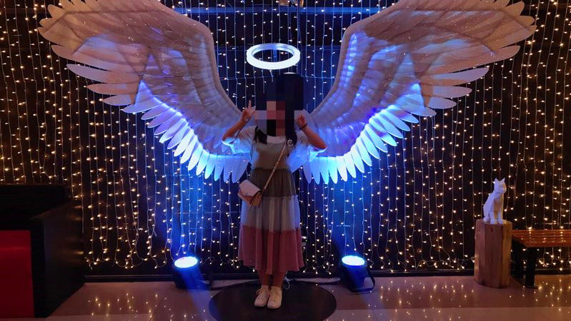 翅膀网红背景墙失恋博物馆装饰抖音打卡拍照发光翅膀