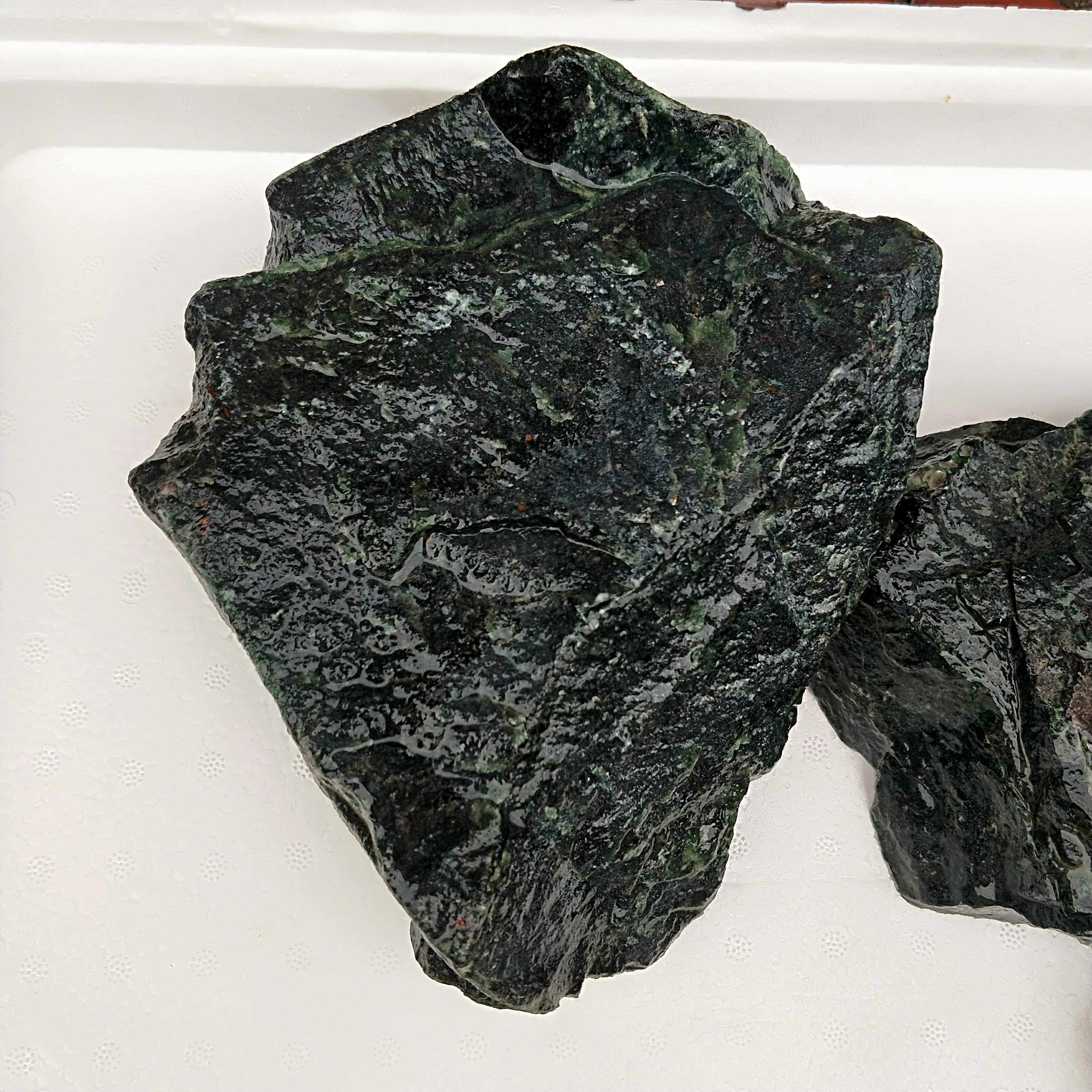 新疆活磁墨玉墨绿玉毛石蓝田毛料泰山原石摆件黑墨玉系列