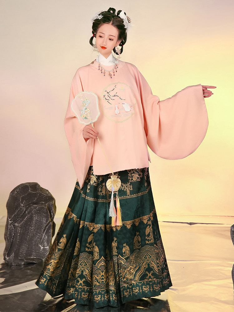 原创创明制汉服女月兔圆领斜襟短款琵琶袖织汉服