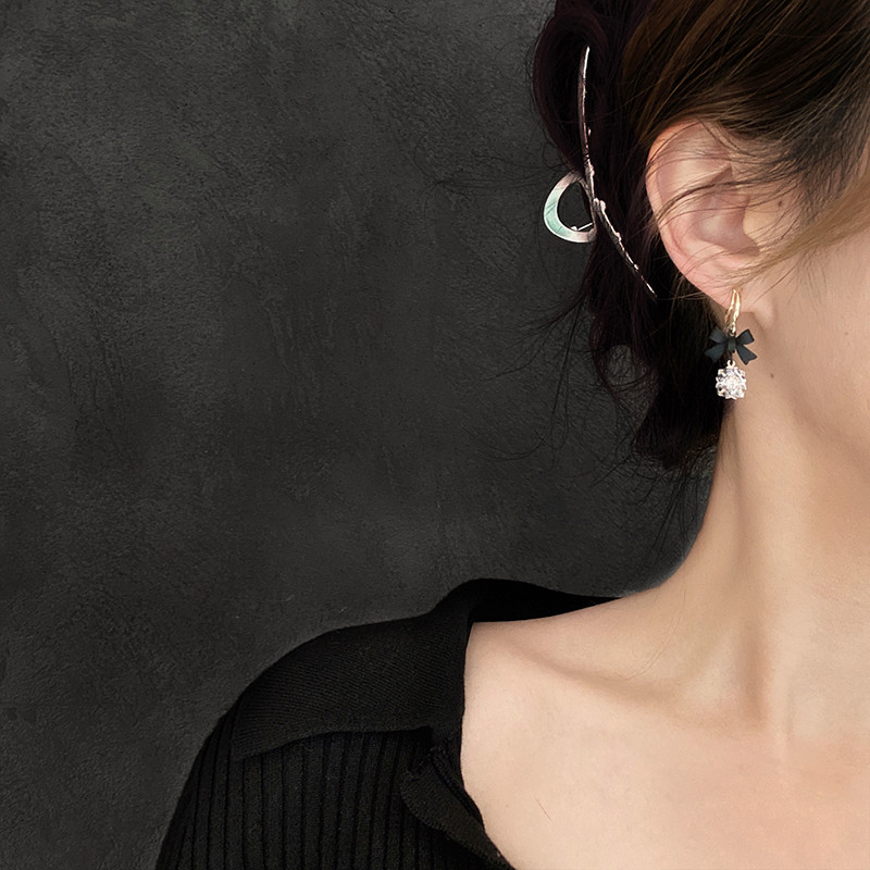 「童话镇」黑色蝴蝶结耳环小众复古高级感蚊香盘耳夹女无耳洞耳饰