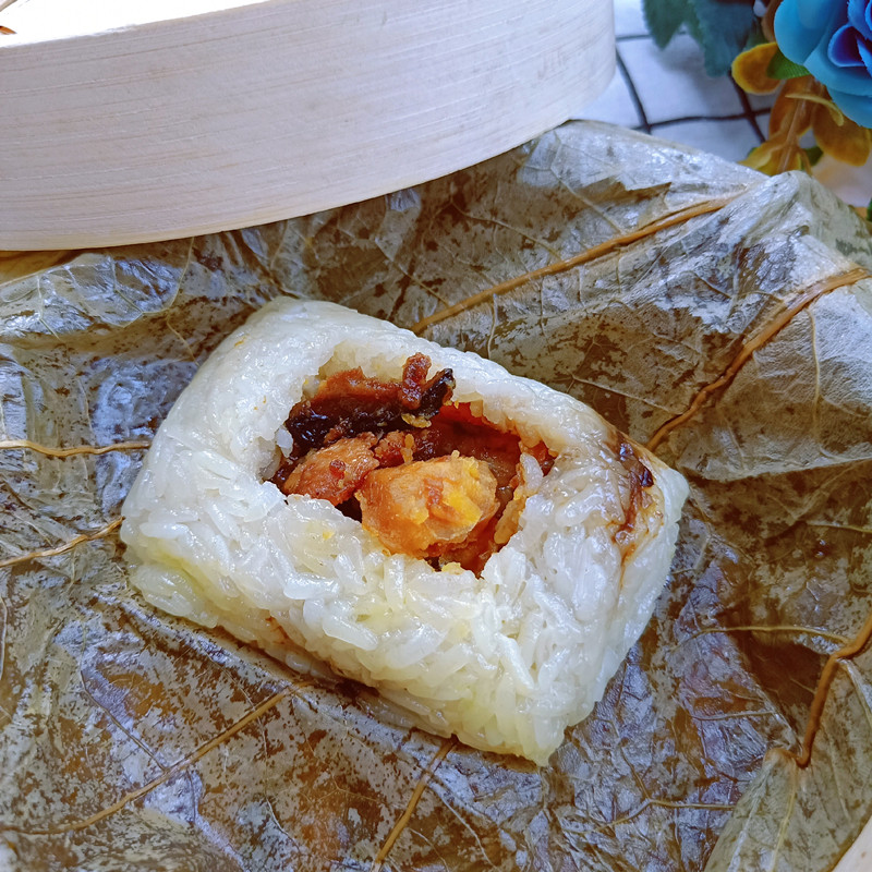 咸蛋蛋黄糯米广式荷叶香菇粽子速冻半成品冷冻粽子