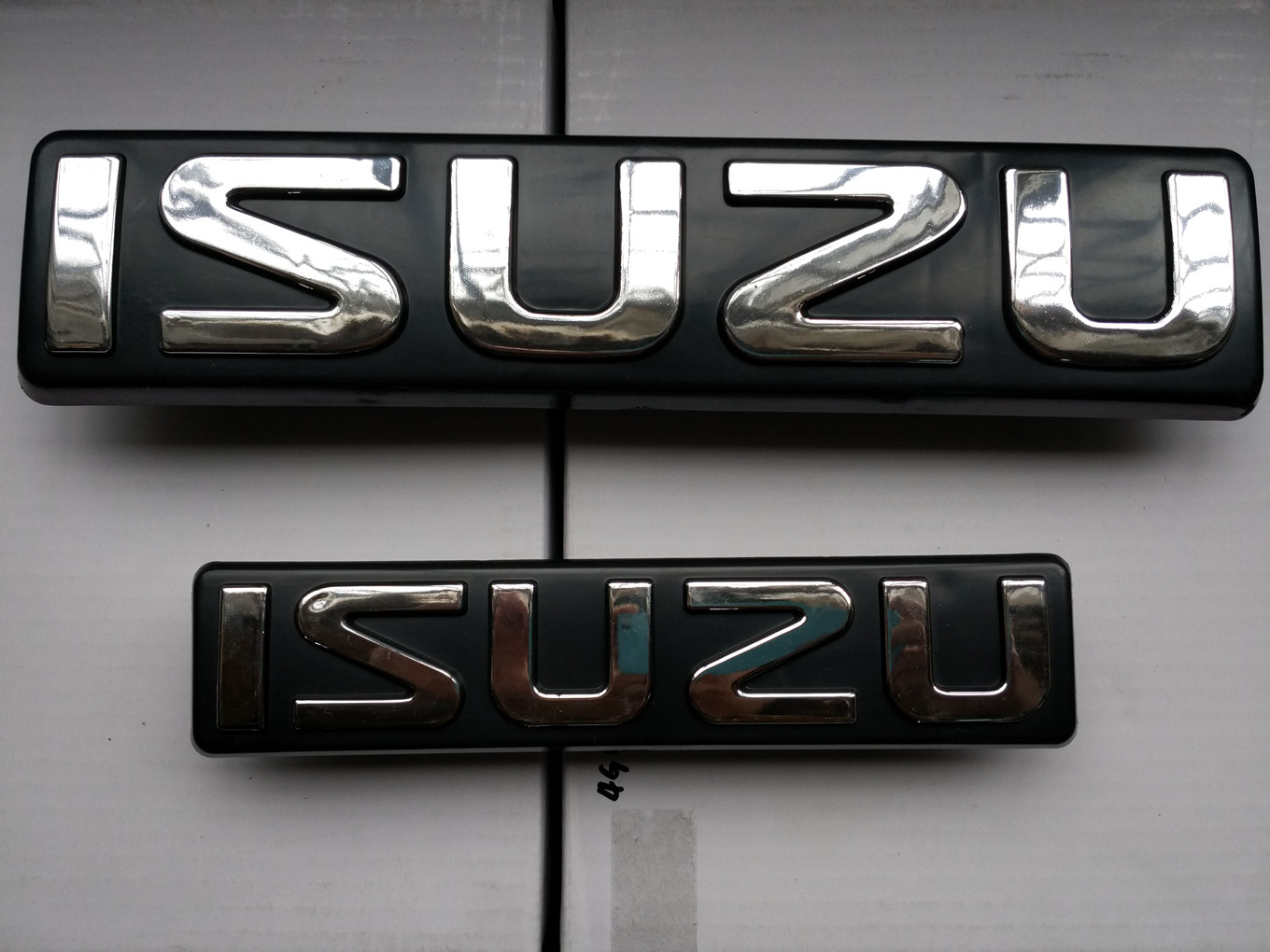 五十铃庆铃皮卡竞技者中网标志isuzu电镀汽车车标