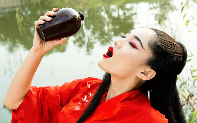 古装美女喝酒的图片图片