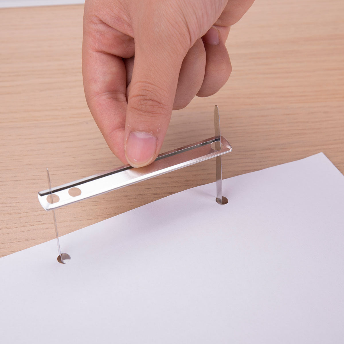 装订压条得力两孔金属封闭式双孔文件塑料打孔器装订耗材