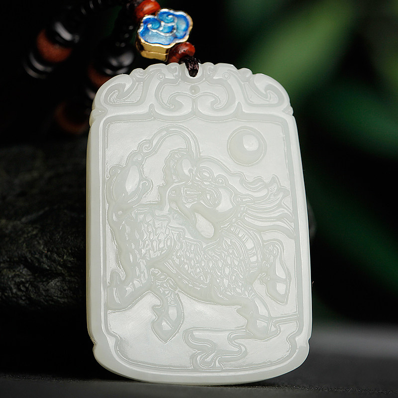 天然和田青白玉麒麟玉牌吊坠麒麟献瑞玉石玉佩颈饰
