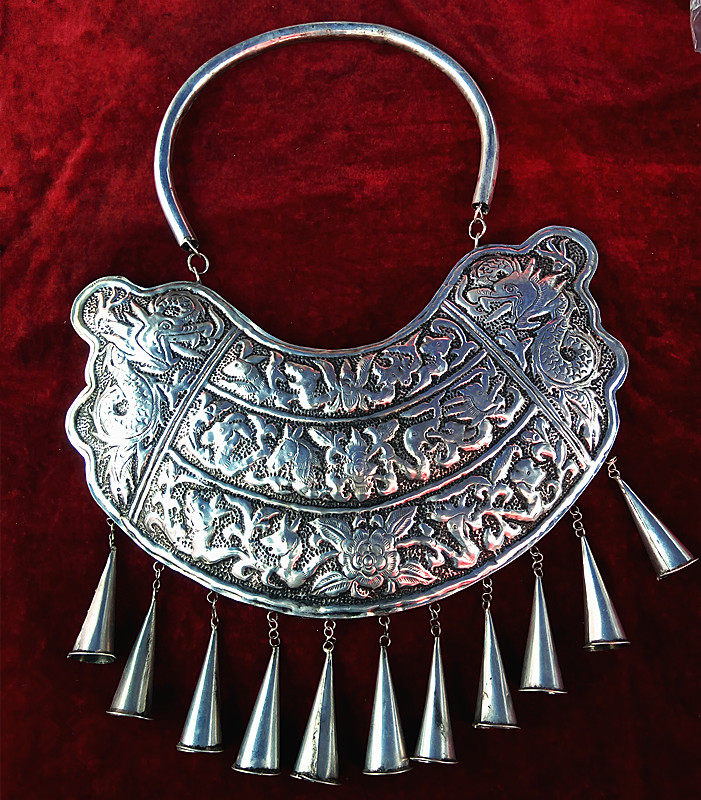 贵州苗族银饰手工苗银刻花双龙生肖喇叭女士项坠