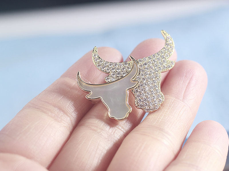 新光饰品双牛牛头欧美西装胸针2021年新款镀金别针胸针