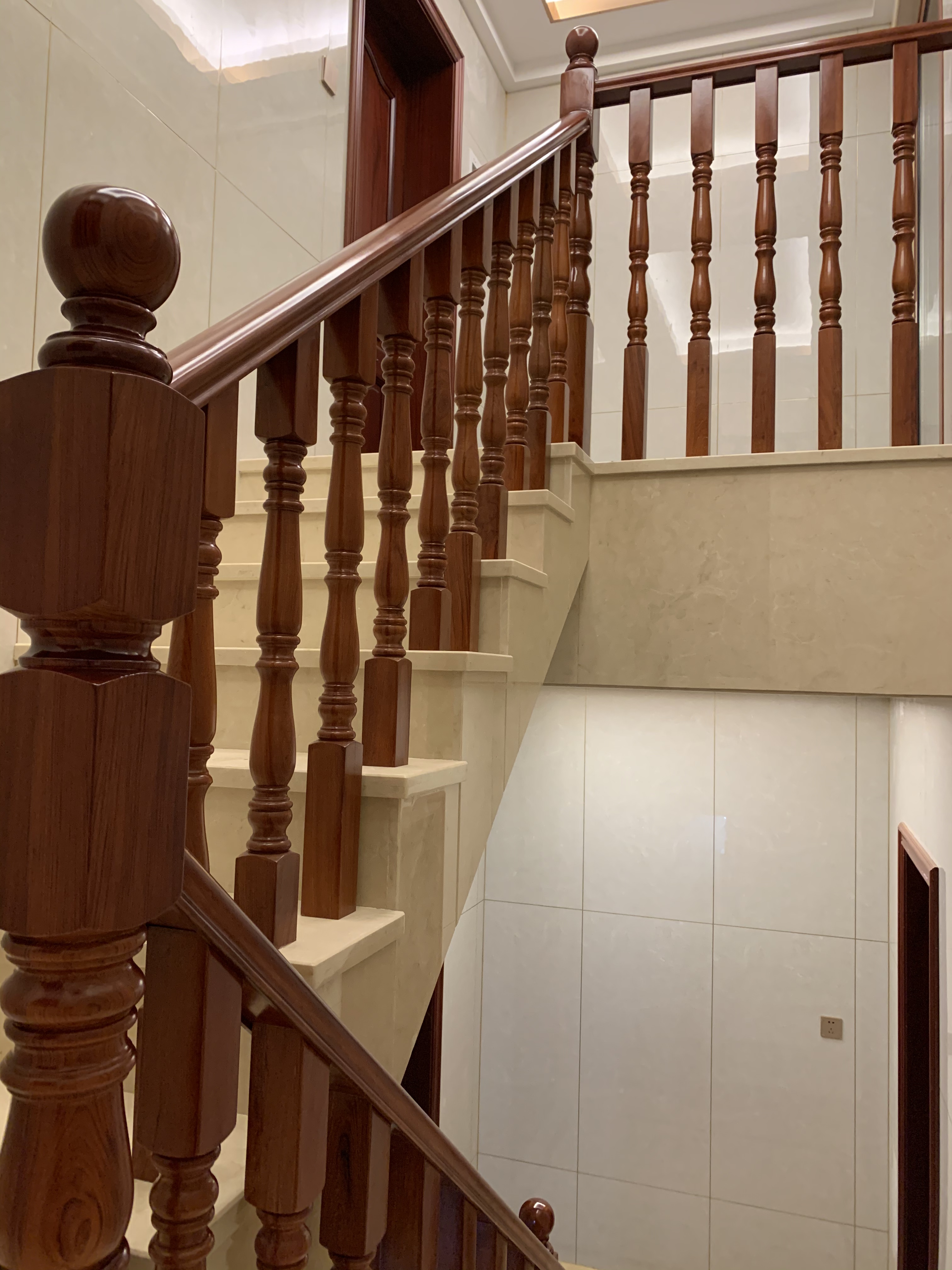 楼梯东莞包安装旋转别墅室内现代中式实木新中式楼梯扶手