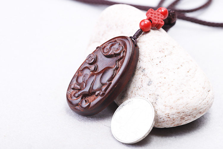 印度小叶紫檀十二生肖吊坠项链红木雕刻毛衣本命年项坠