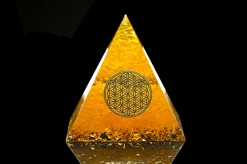招财运旺事业奥根奥罡天然黄水晶能量发生器金字塔摆件