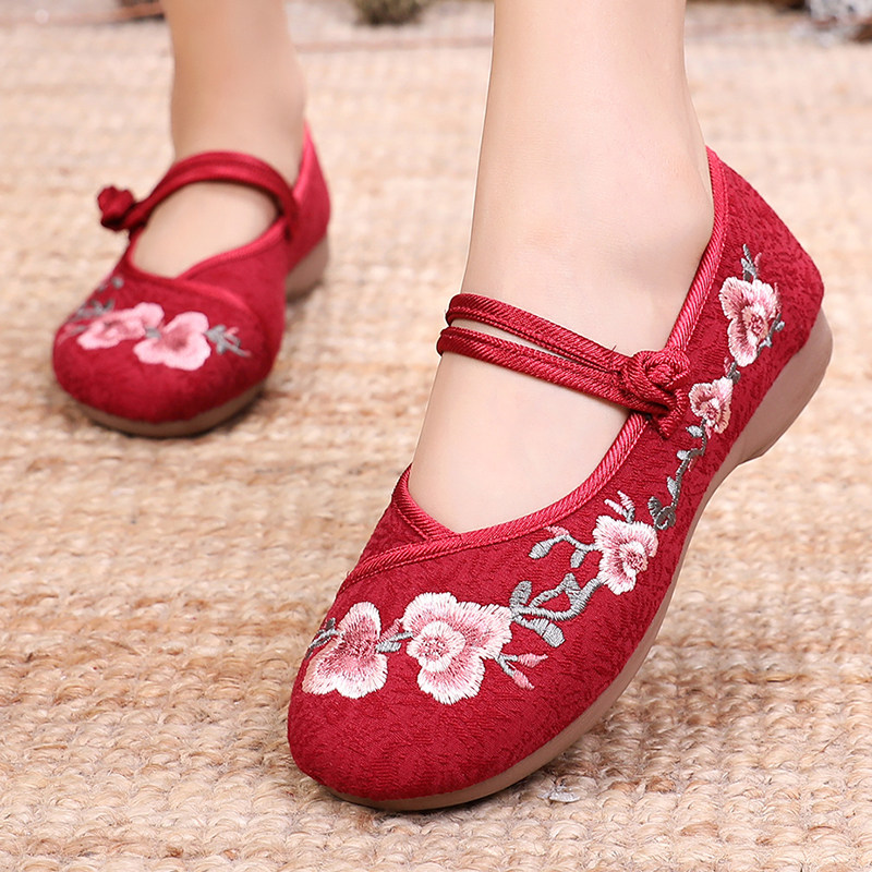 新款时尚民族风绣花鞋春夏透气软底防滑中老年妈妈老北京布鞋女鞋