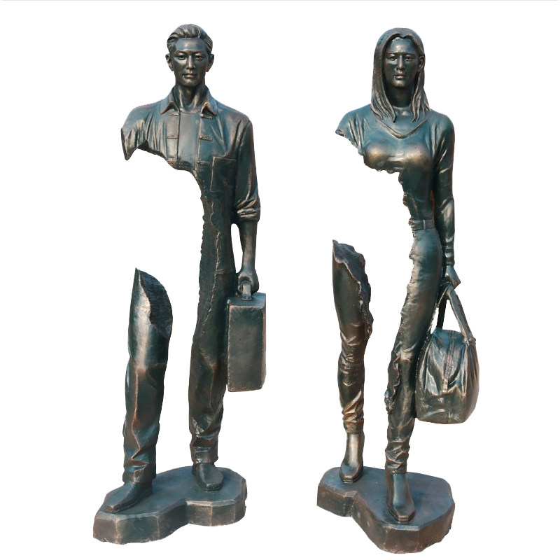 雕塑玻璃钢旅行者仿铜人物镂空抽象广场景观情侣摆件