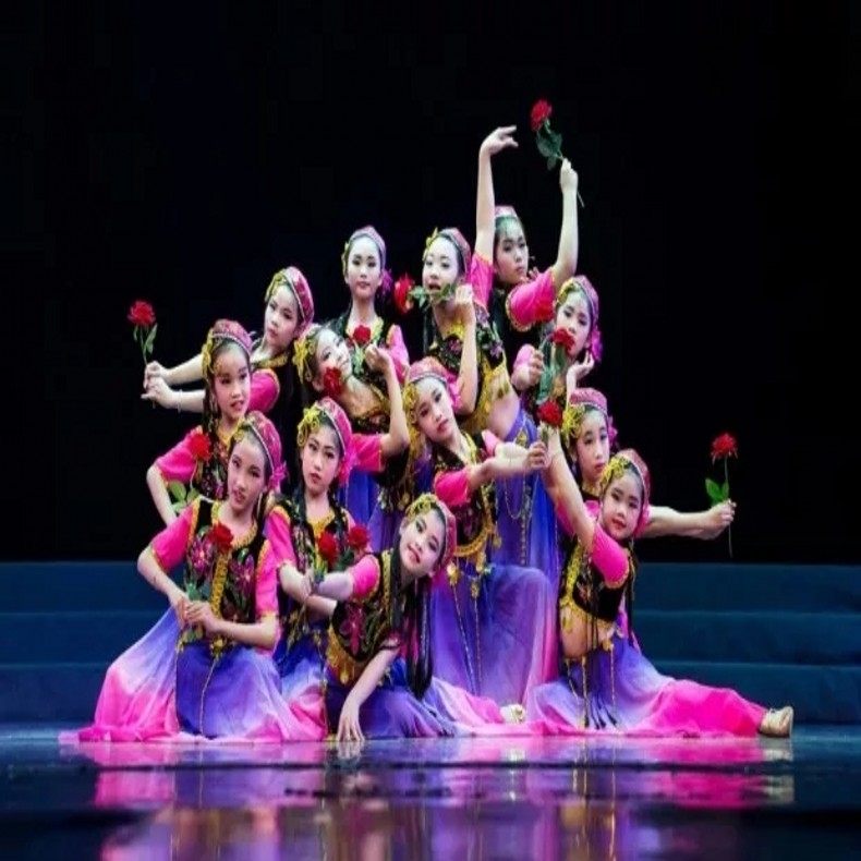 新疆儿童少数民族维吾尔族花儿为什么这么表演女童舞蹈儿童演出服