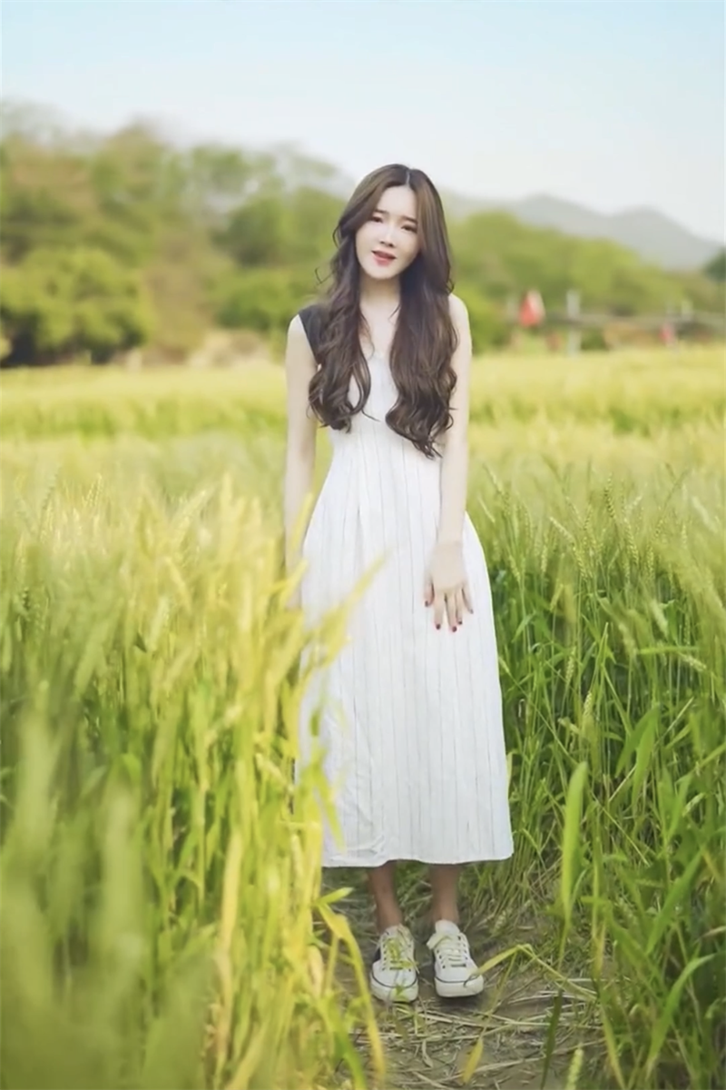 抖音戴羽彤歌曲美人鱼同款白色条纹肩带连衣裙字裙连衣裙