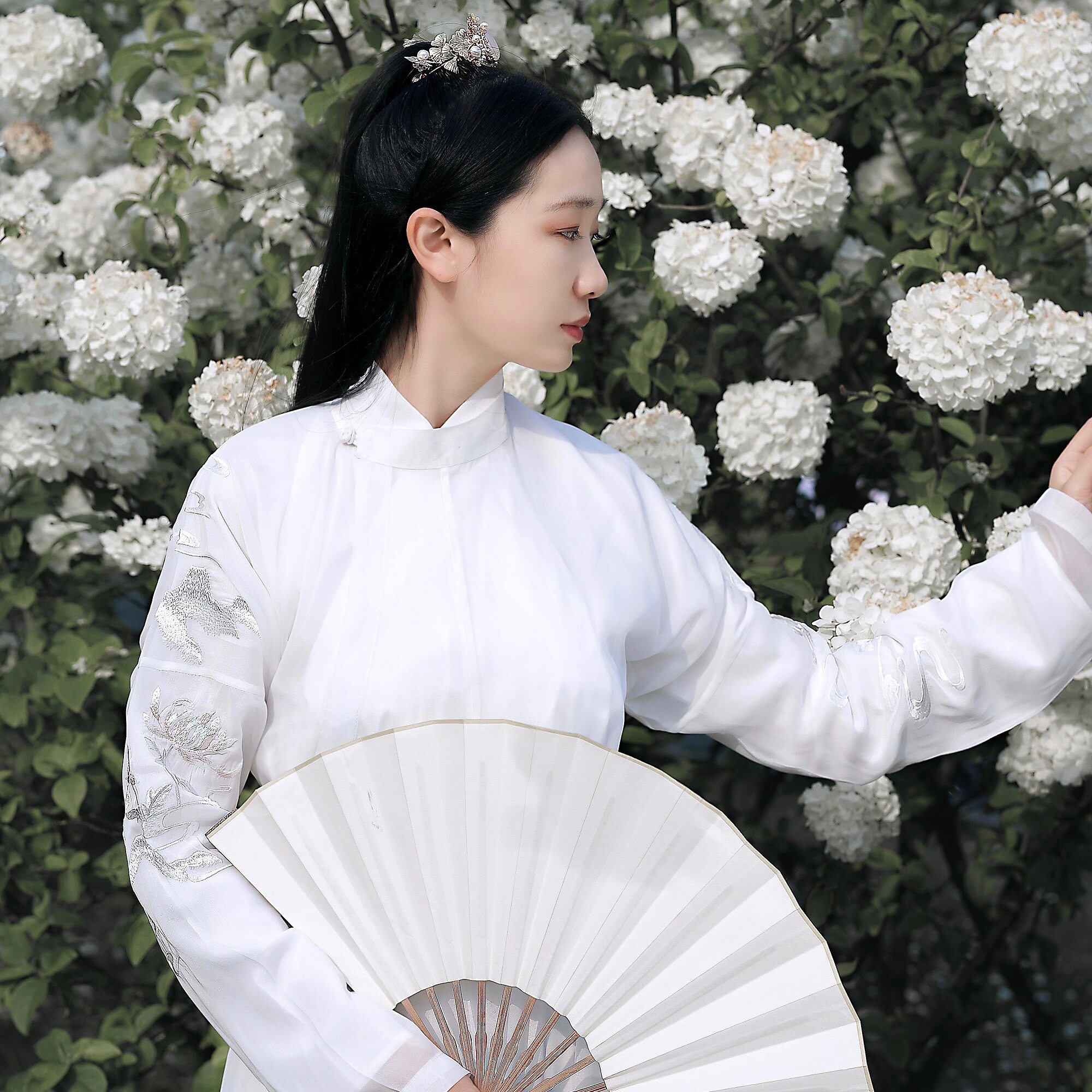 山有扶苏 小重山传统汉服男女宋制日常春夏白色刺绣圆领衫非古装