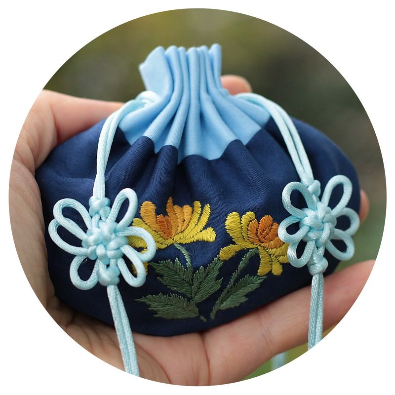 指间原创手工刺绣菊花香囊古法荷包复古胎发香包