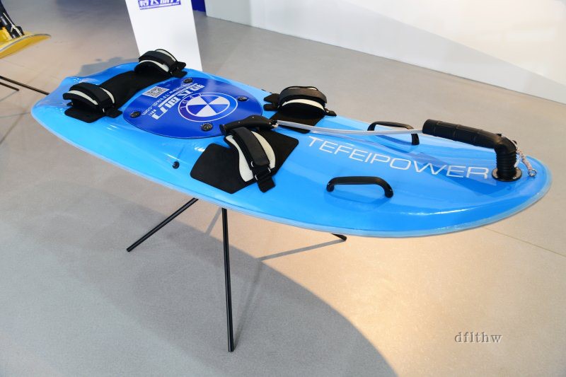 特飞新款超轻碳纤维水上运动汽油动力冲浪板划滑水板动力版包邮