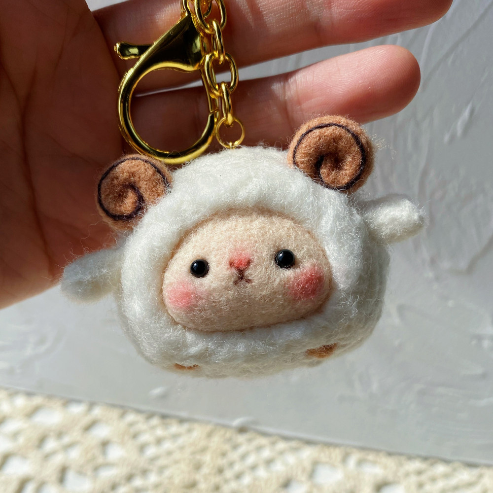 羊毛手工情侣钥匙扣车饰挂件小绵羊小羊毛毡包小羊缝纫diy材料套装