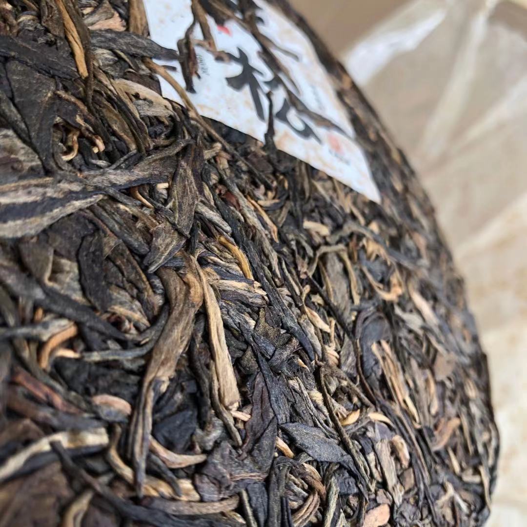 平西王府普洱茶茶饼2015年曼松古树400克公司普洱