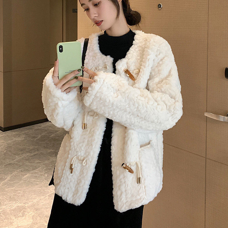 秋冬皮毛一体羊羔毛短款圆领皮草外套女牛角扣兔毛水貂绒毛毛大衣