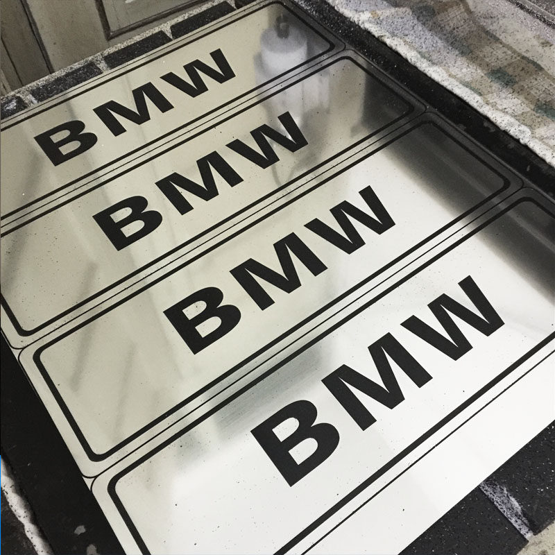 汽贸定制挡展示车牌广告4s店新车车前车头牌定做二手车双色板雕刻
