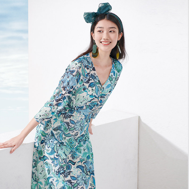 珂莱蒂尔女装2022夏季新款收腰显瘦印花v领中长款连衣裙kf08083m1