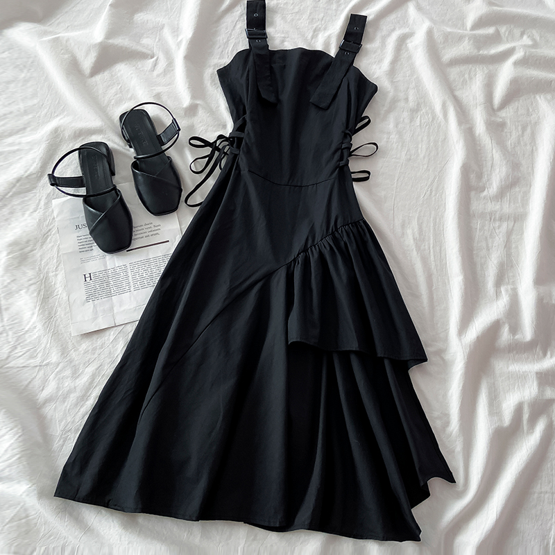 2022早春新款千金风黑色吊带连衣裙小个子秋冬草莓背带裙子连体衣