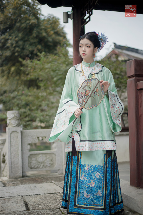 非汉暗花纱料服饰清代蝴蝶闹春灵雨仿粤清汉女汉服