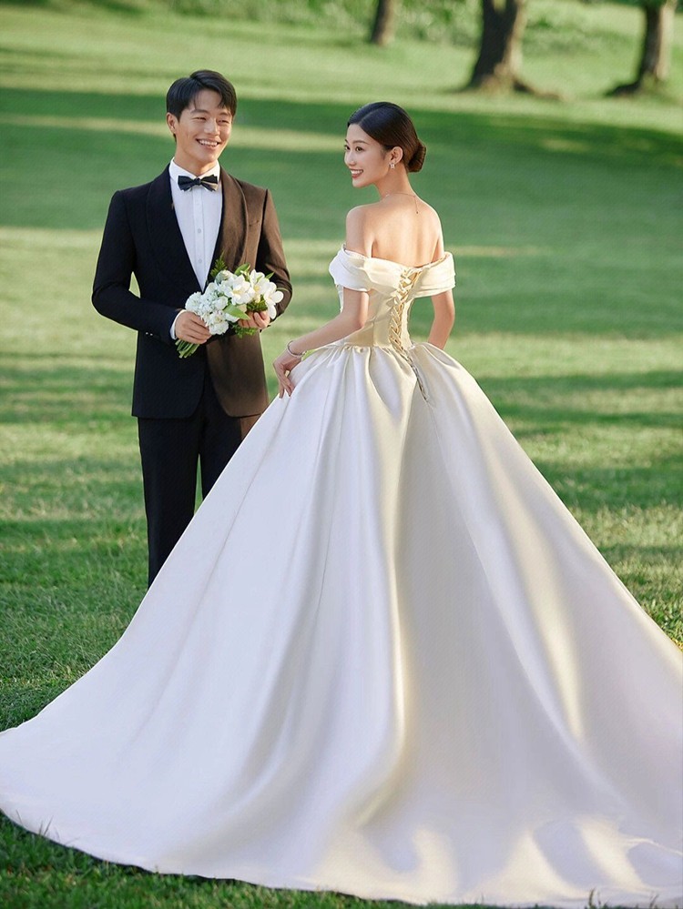 影楼主题缎面拖尾婚纱户外森系一字情侣草坪婚纱