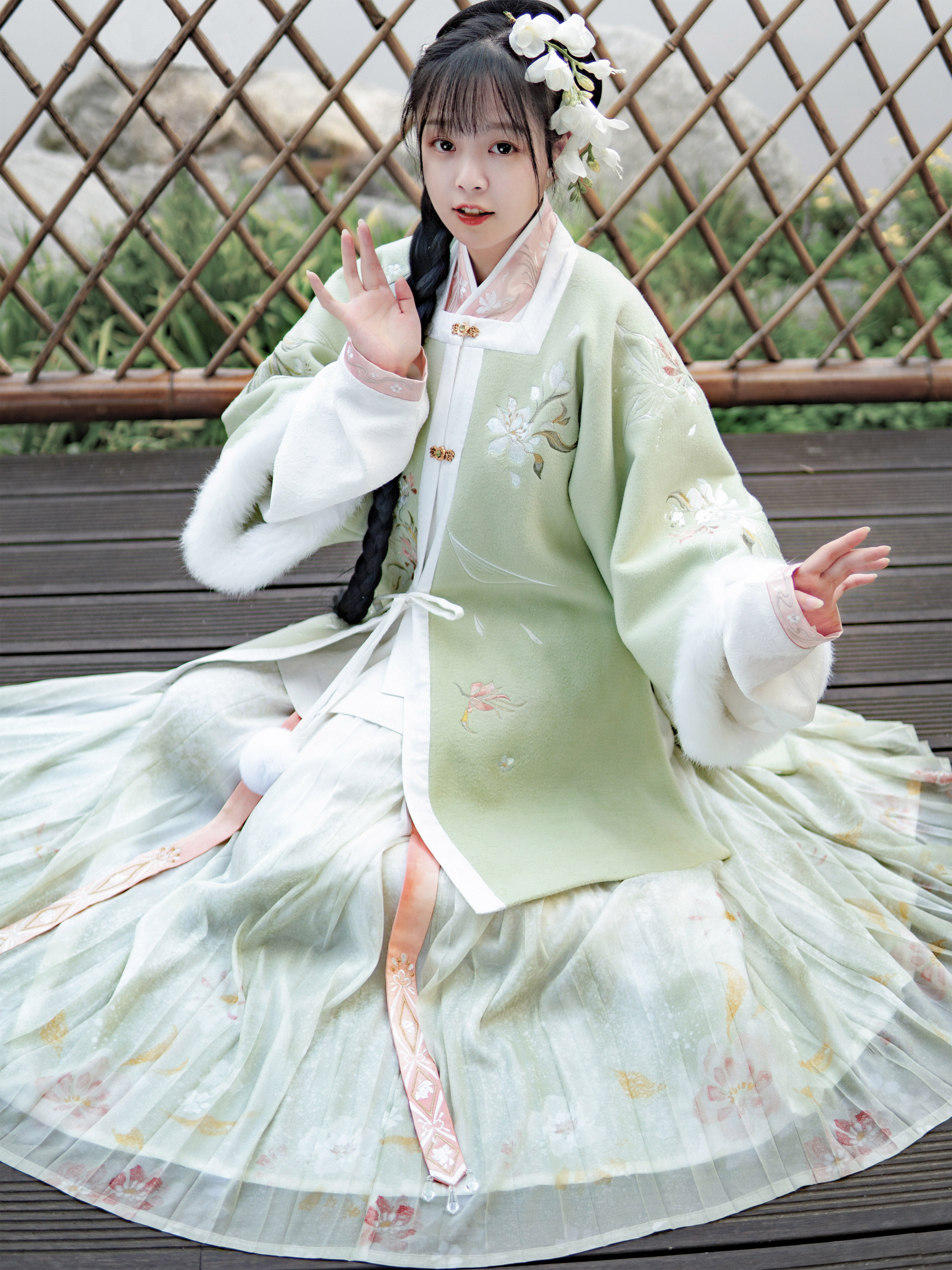 不羡造物寒酥玉尘明制汉服粉绿方半袖披袄交领汉服