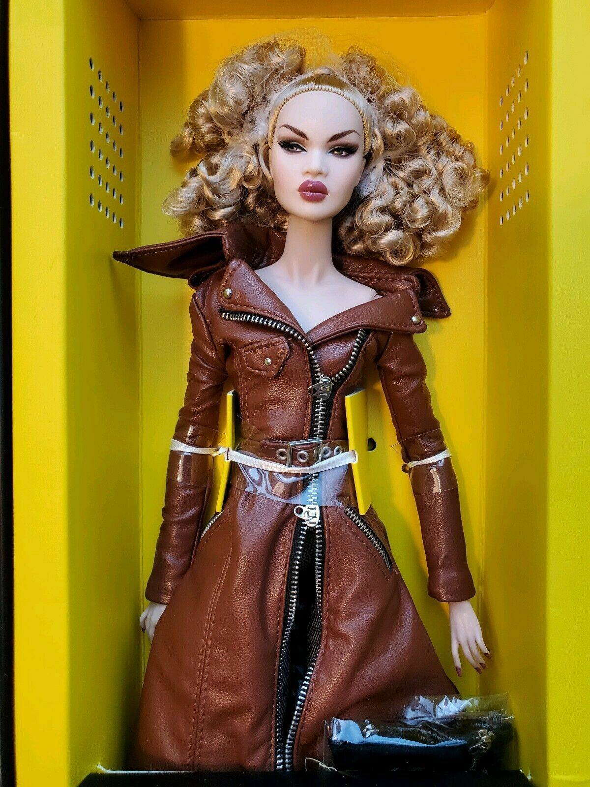 fashionroyaltylondonshownadja皮衣2019大会fr娃娃娃娃