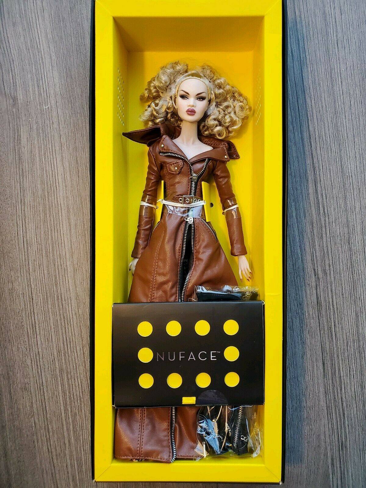 fashionroyaltylondonshownadja皮衣2019大会fr娃娃娃娃