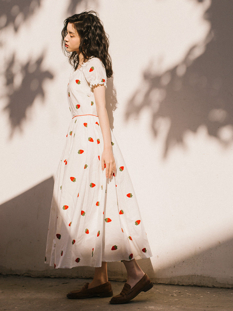 超仙草莓连衣裙女2020新款复古小清新刺绣收腰中长款v领初恋裙子