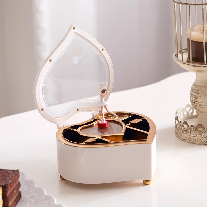 高档爱心旋转女孩音乐盒创意塑料情侣八音盒学生音乐盒