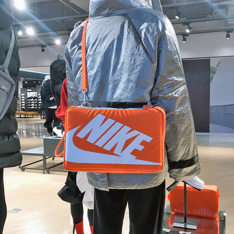 爱打扮(www.idaban.cn)，耐克NIKE SHOE BOX BAG训练鞋袋盒单肩健身包手拿提包DA7337-869