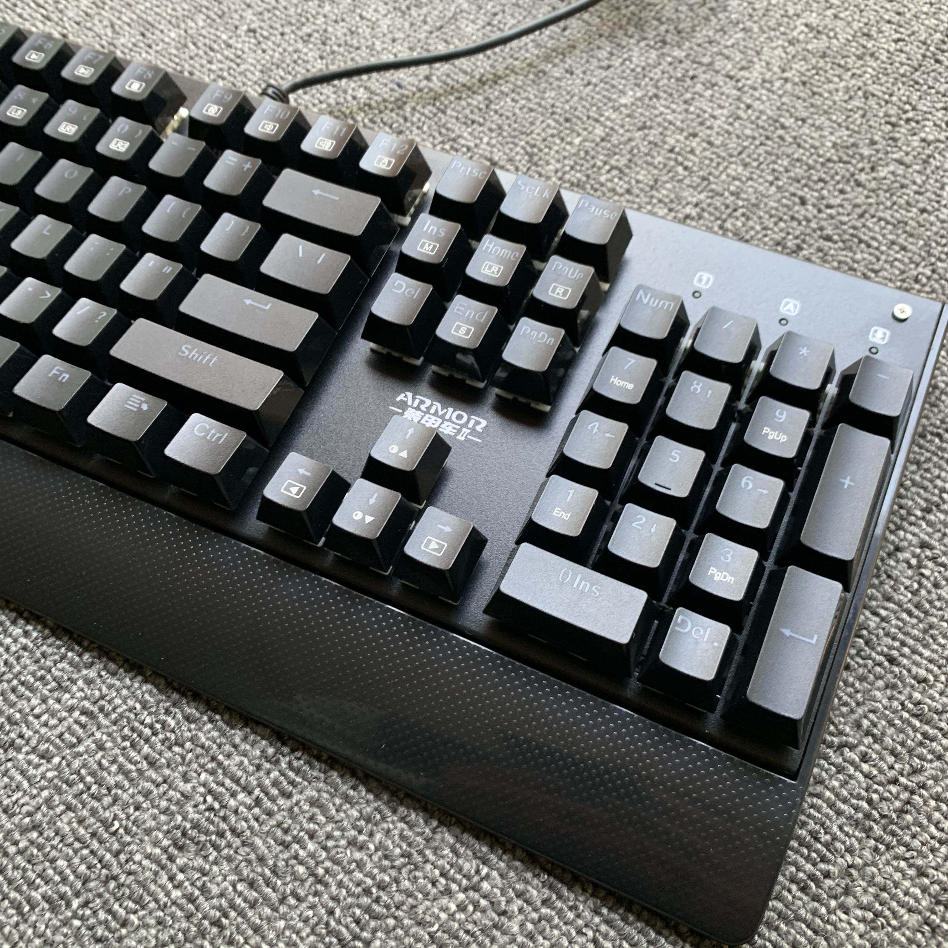 青轴机械键盘高特插拔轴混光手感清脆带手托x7200装甲车电竞网吧