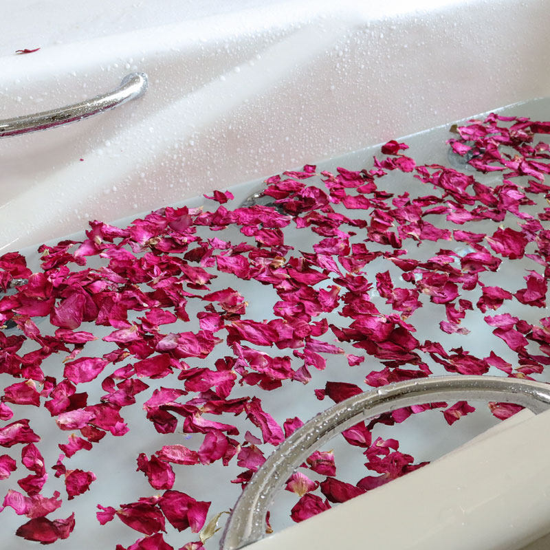 花瓣泡澡玫瑰玫瑰花浴缸洗澡牛奶泡泡沐浴泡脚泡澡花瓣