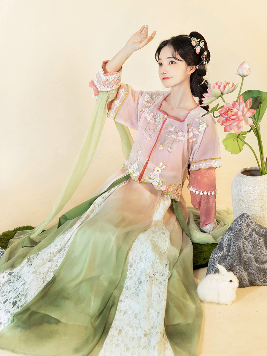 柒月集原创汉服女【蜜桃兔兔】唐制坦领半臂汉元素日常绣花夏季