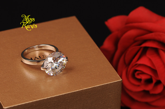 沙漠之星18k白金八心八箭6克拉两爪瑞士钻石锆石戒指