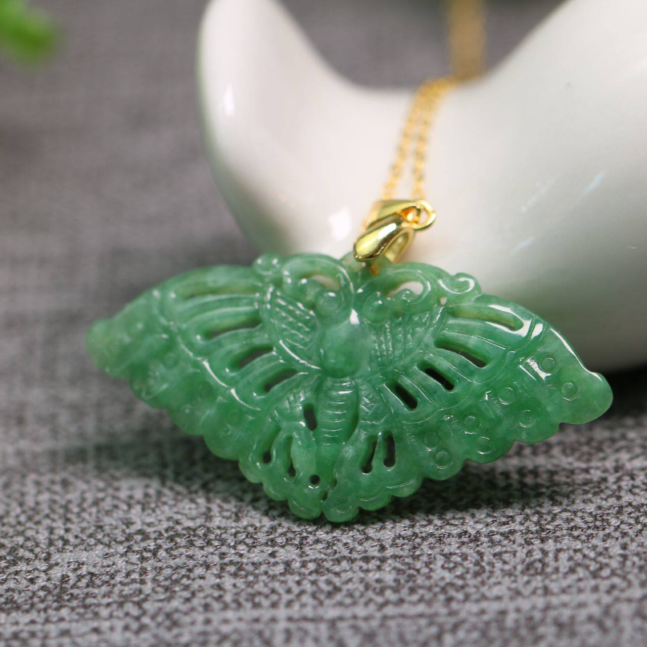冰糯种满绿天然货老翡翠镂空雕大蝴蝶吊坠送银颈饰