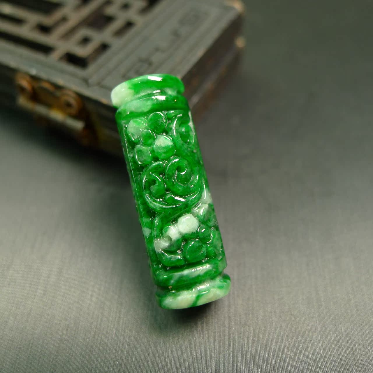 糯种辣绿天然翡翠雕花长勒桶珠管珠吊坠挂坠颈饰
