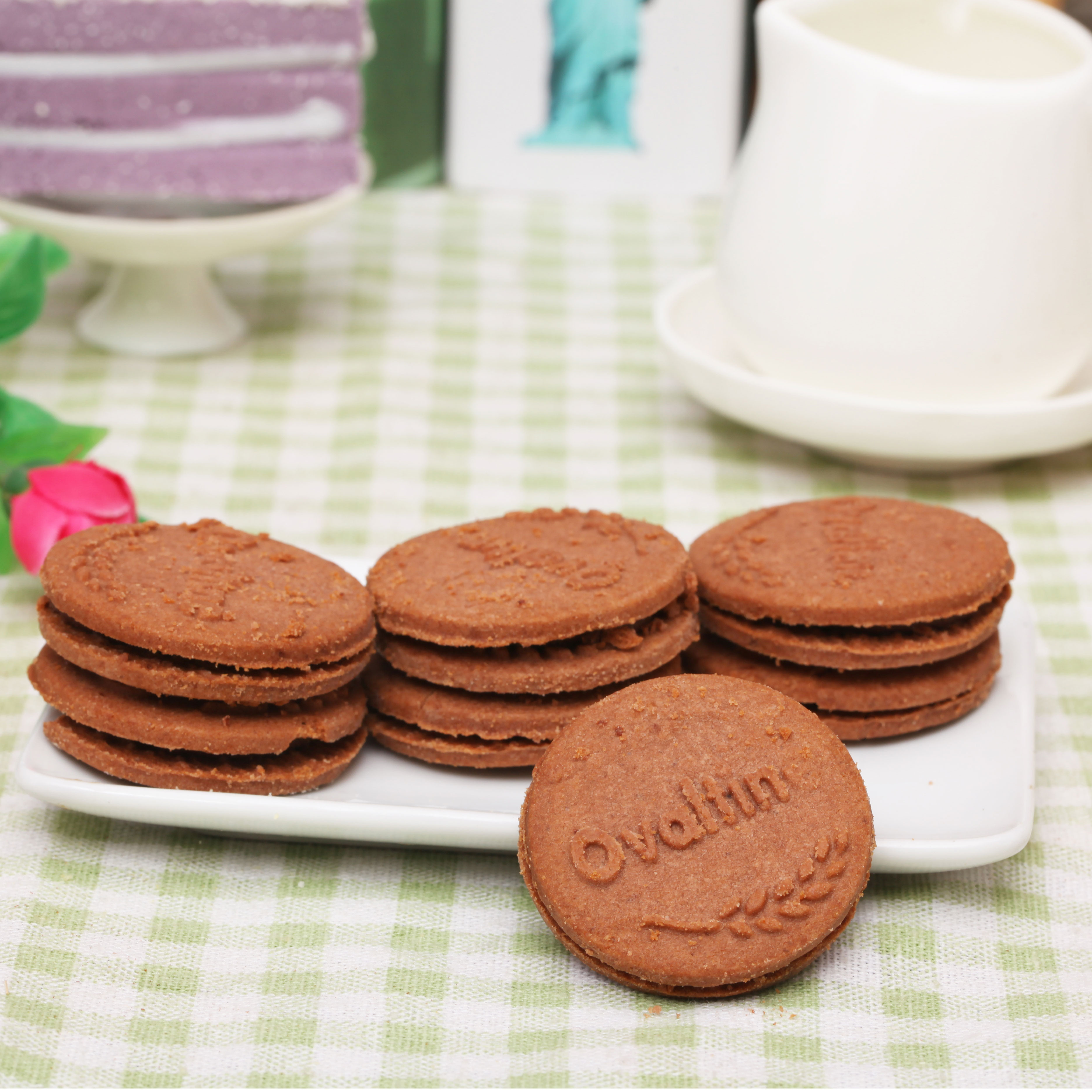 泰国进口零食ovaltine阿华田麦芽巧克力夹心奶油饼干360g12条装