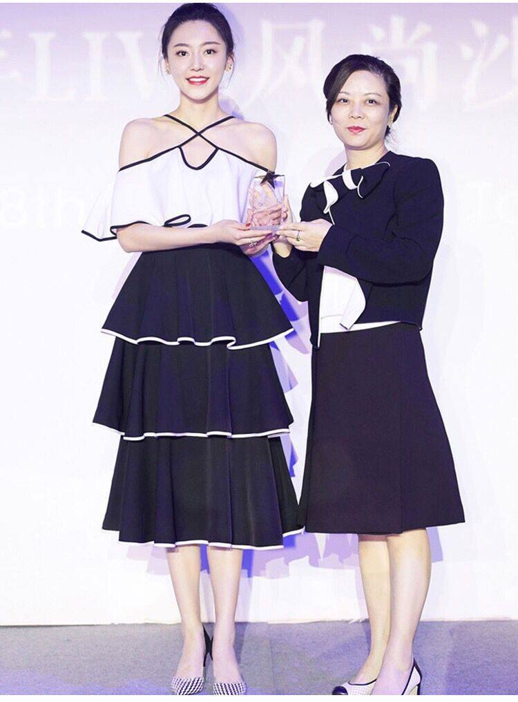 2018夏黄梦莹同款黑白撞色荷叶边超仙显蛋糕连衣裙