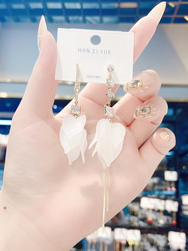 新款时尚超仙不对称白色花瓣耳环2021潮微镶满耳环