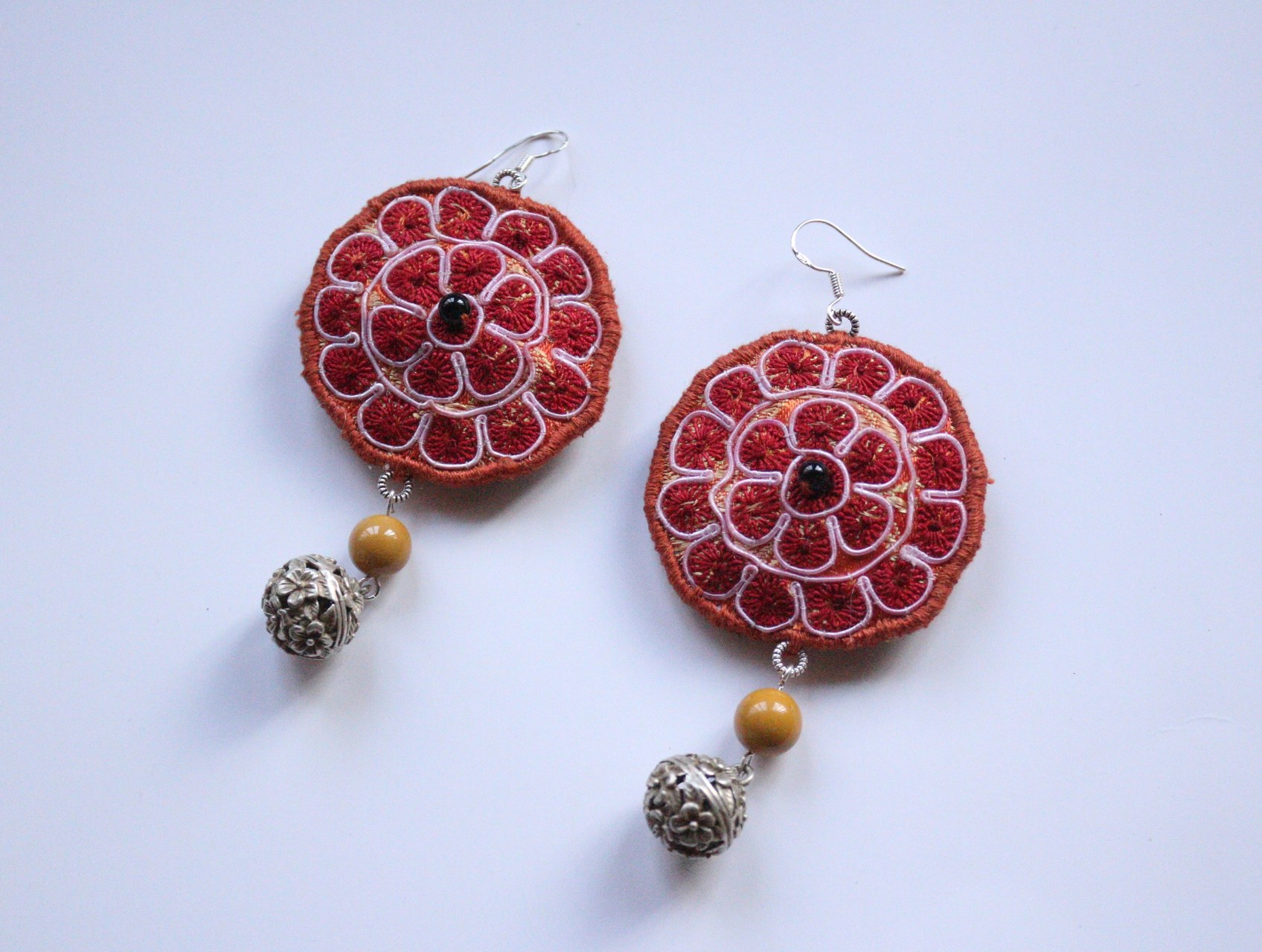闲花民族风手工老绣片布艺耳环仿古银小花球耳钩耳环