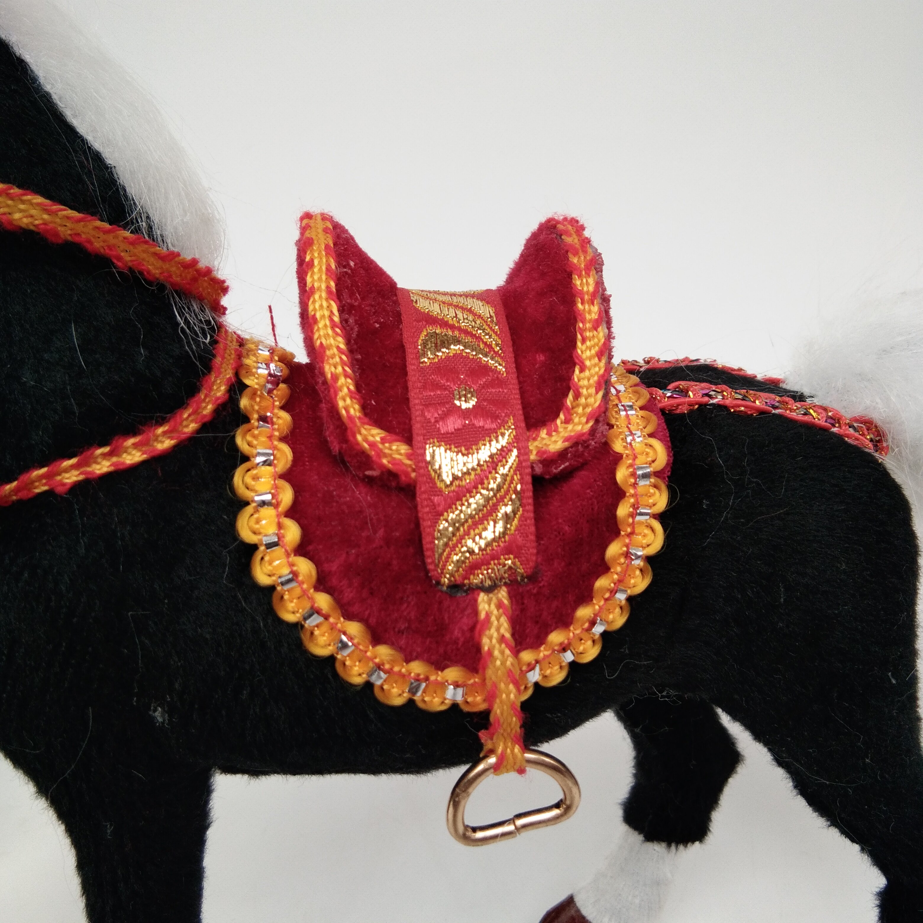 仿真白色工艺品小马马鞍抬腿马公仔黄黑摆件