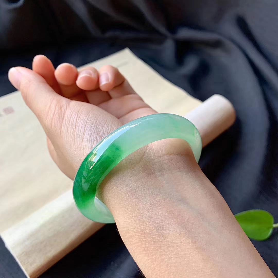 冰种飘花翡翠手镯阳绿冰糯种宽天然翡翠玉手镯帝王绿女款正品贵妃