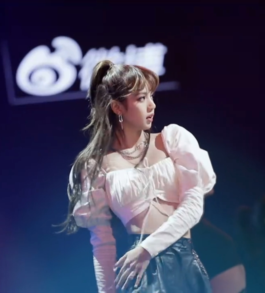 lisa明星同款青春有你白色短款露腰复古灯笼时尚套装