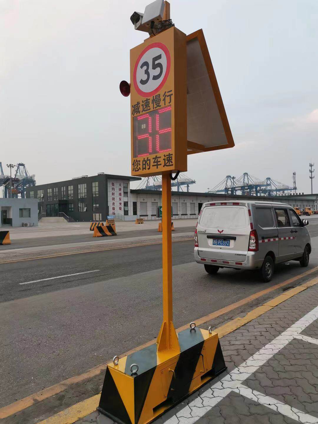 太阳能雷达测速移动抓拍高速汽车超速限速速度测速仪